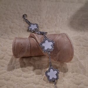 SILVERTONE & WHITE CLOVER BRACELET
